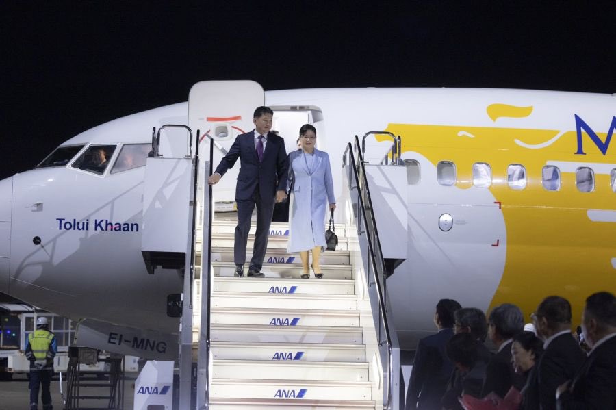 Токиод хүлээн авалт болоод, монголчуудтайгаа уулзаад, зөндөө зураг нүүр номоор яваад л байна. Ерөнхийлөгчийнхөө барааг нэг ойроос харж үзэх юмсан... хэ хэ хэ