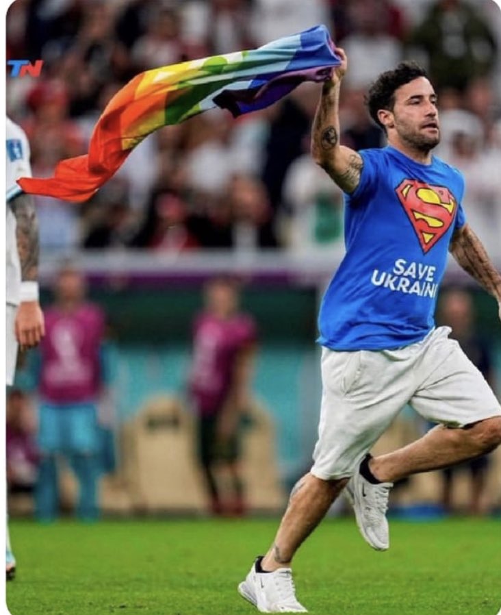 Valoro a este hombre por jugarse la libertad personal por una causa colectiva, que es la lucha por la reivindicación de los DDHH. 
Una bandera LGTB, un apoyo a Ucrania y a las mujeres de IRÁN, hablan del mundo libre y democrático que queremos en nuestro planeta. No callemos