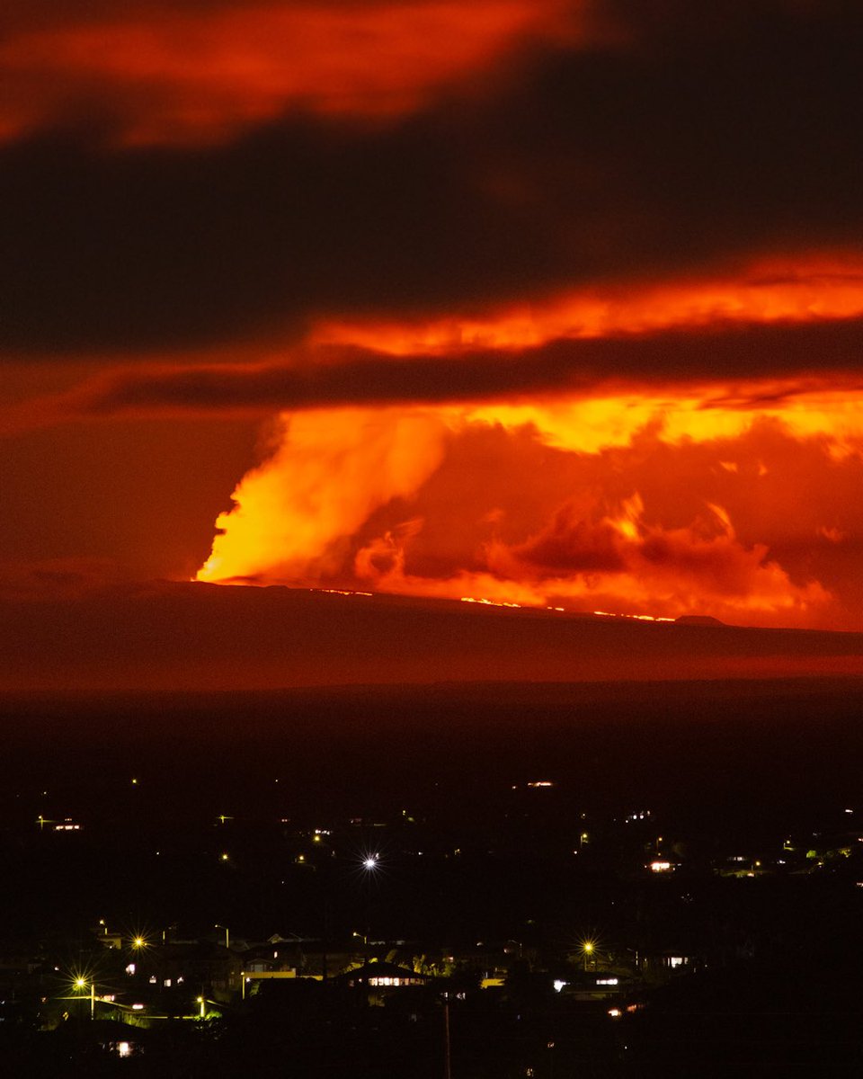 Matirodriguezh's tweet photo. Mauna Loa eruption. The big island is glowing! 🌋 #Hawaii https://t.co/DFlI728gc6