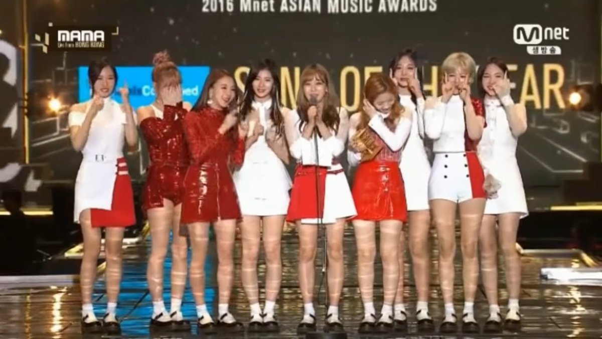 jinsolssbae's tweet photo. NMIXX and TWICE both wearing color red when they won an award at MAMA https://t.co/OCsyAhEQNC