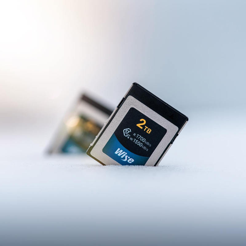 Making space for your holiday memories 🎅💾 with <a href="/wise_advanced/">Wise Advanced</a> Cards 

The 2TB CFexpress Type B memory media | 📸 <a href="/WesleyOverklift/">Wesley Overklift</a>  

#holdan #wiseadvanced #holidaymemories #christmas #snow #wisecards #cfexpress #typeb #memorycards