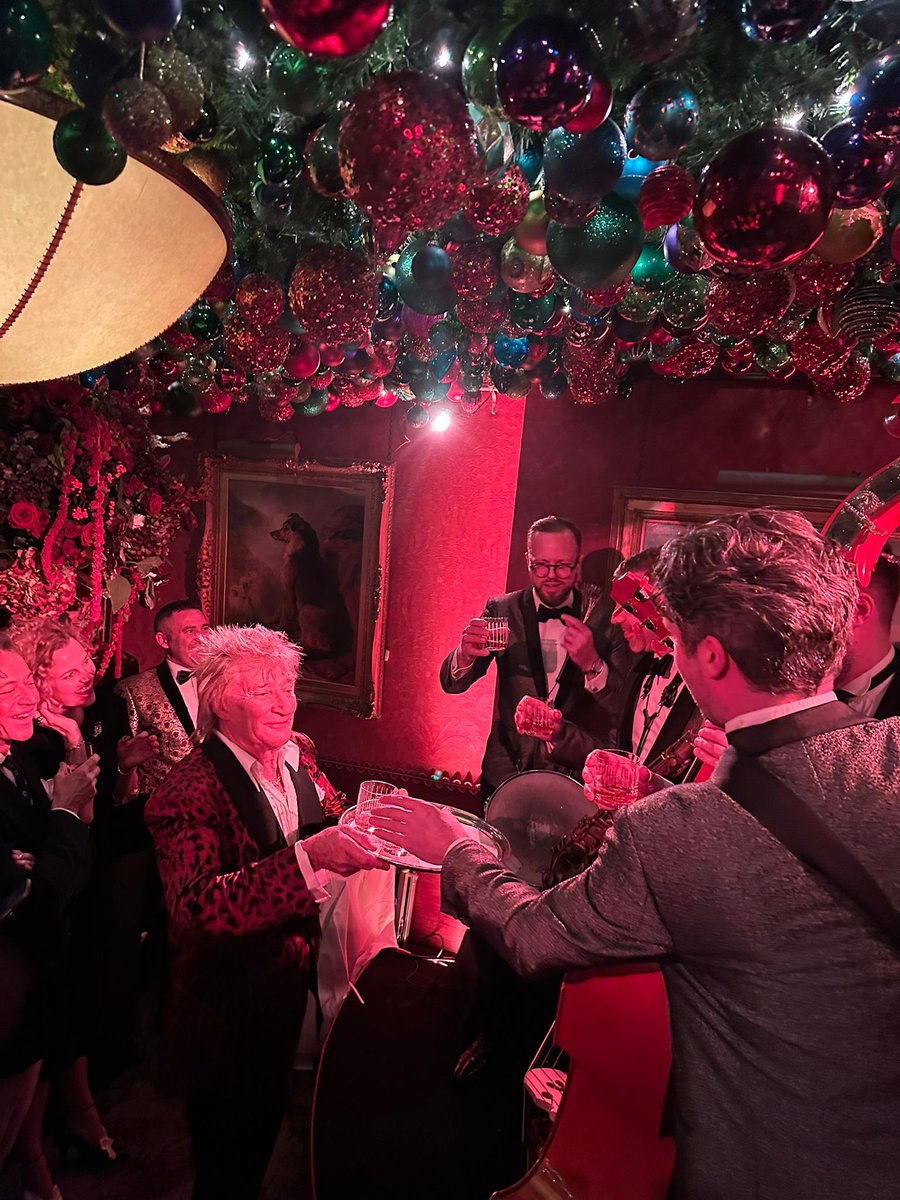 The legend @RodStewart bringing us a mid-set whisky at our gig <a href="/MarksClub/">Mark's Club</a> this week