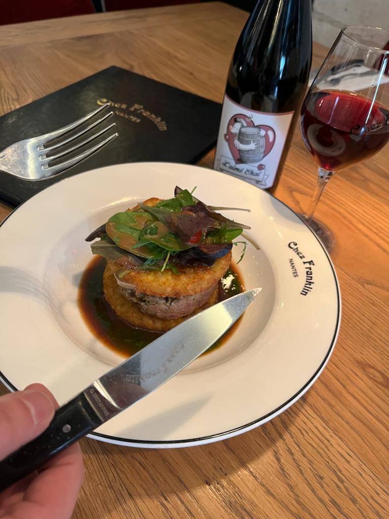 ChezFranklin's tweet photo. Un Franklin burger prêt à être attaqué 😋

📞 Réservations par téléphone : 02 51 82 35 20 ou 06 50 39 55 77
🌐 Ou https://t.co/H5lebN3uh1 https://t.co/iLFHnjfdD3