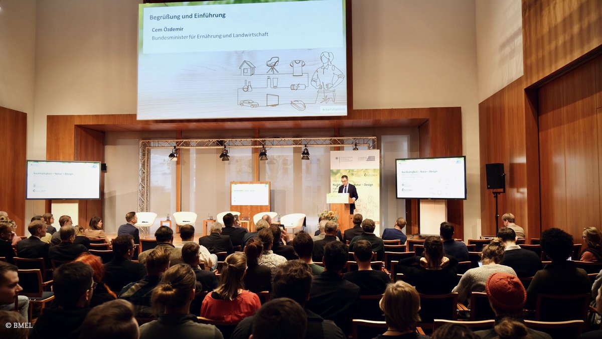BMLEH_Bund's tweet photo. Effektiver #Klimaschutz braucht Wissenstransfer und die Diskussion von Lösungsansätzen. Darum geht's bei unserer "Charta für #Holz im Dialog". BM @cem_oezdemir eröffnet die Veranstaltung mit dem heutigen Fokus: Potenziale von Laubholz.

Weitere Infos ⇨ https://t.co/LXX04ckVPJ https://t.co/LbZgfhcxmS