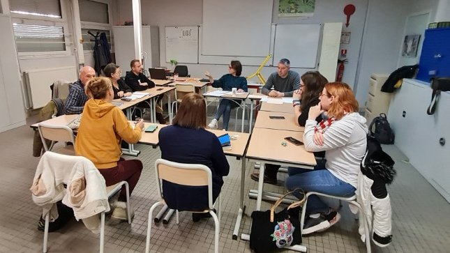 Le lycée des métiers Risle Seine à Pont-Audemer lance sa #concertation
3 thématiques : excellence, lutte contre les inégalités (mobilité), santé et bien-être. 
🗣️Enseignants, vie scolaire, personnels ATSS, DDFPT, familles et élus sont en pleine recherche d'idées pour #Notreécole