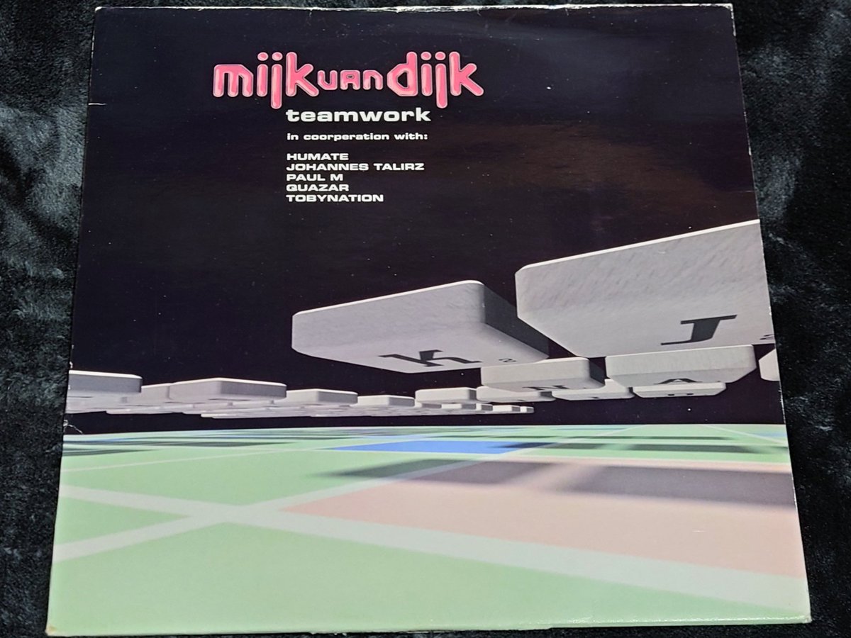 cocktail_ymo's tweet image. Mijk van Dijk『teamwork』

仙台のJ&amp;amp;B北目町店で発掘✨

ジャーマンテクノの雄が、盟友達と文字通りチームワークで作りあげた作品。

ジャーマン一辺倒じゃなく、いろんなタイプの曲があって楽しい✨
８曲中６曲がアナログ・ヴァージョンというのも嬉しい。

#MijkVanDijk