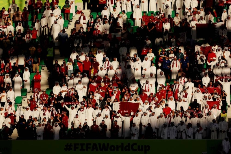 copaalemdacopa's tweet photo. No início do ano, enquanto se preparava pra receber a Copa do Mundo, o Catar percebeu que tinha um problema:

Quem iria torcer pela sua seleção?

Afinal, o país é um caso raro cuja população nativa é menor do que a de imigrantes.

Como construir uma torcida às pressas? https://t.co/q1rZ2UCW50