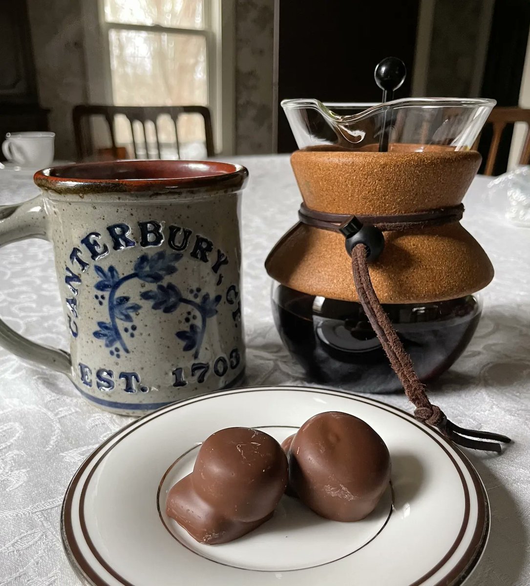 QueenBeanCoffee's tweet photo. Warming up this chilly morning with velvety Tapestry Blend #coffee and some marshmallow caramel sweets. #PowerStart ;). 15% off your first order with code FT15: https://t.co/jZ0eeZcMrl 

#TheQueenBean #MillsCoffee https://t.co/1fk23PwEKs