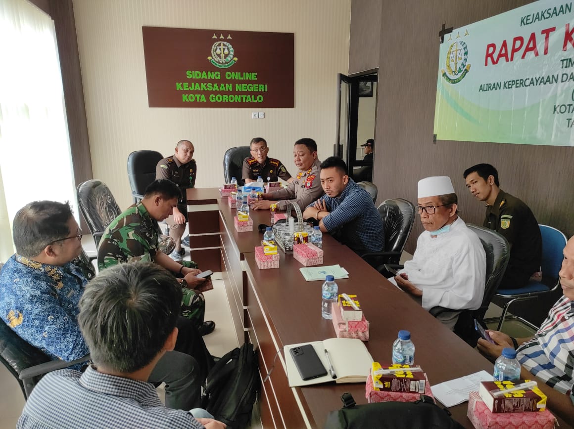 Rakor Tim Was Aliran Kepercayaan ( Pakem ) Kota Gorontalo.
Bertujuan utk antisipasi apabila ada giat yg menggunakan simbol agama yg dpt mnimbulkan keresahan dimasy dan utk mmbina kerukunan umat beragama agar lbh toleransi thdp sesama.
#polresgorontalokota 
#kapolresgorontalokota