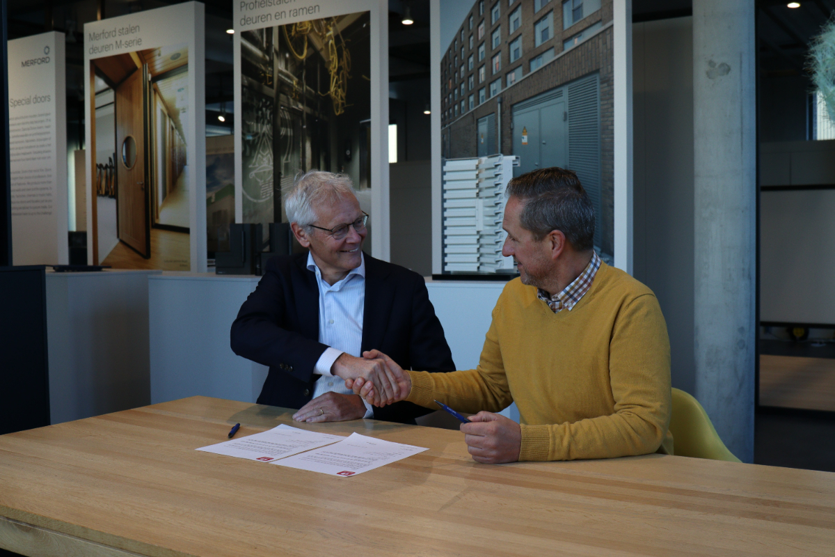 HRBSchool's tweet photo. Samenwerking convenant getekend tussen de opleiding Bedrijfskunde en Leerwerkbedrijf  Merford
Een mooi moment die in het teken staat van een structurele en intensieve samenwerking. 
#samenwerking #bedrijfsleven #studenten #hogeschoolrotterdam #businessschool https://t.co/FRsSSRZN9S