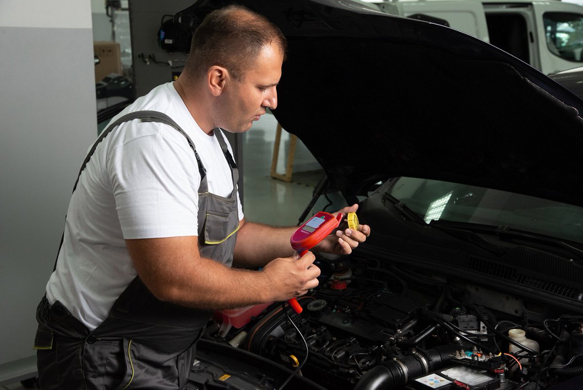 GarageGurus_EU's tweet photo. Are you thinking about what diagnostic tools and hardware are essential for a #garage or #mechanic? Our growing number of guides provides an insight: https://t.co/26bQsGngZL #diagnsotics #technicalsupport #TuesdayThoughts #automotive #training #aftermarket #righttoolsforthejob https://t.co/IyXMiW08GO