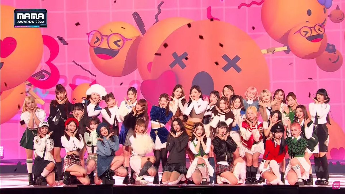 aeriflx's tweet photo. pretty girl beside pretty girl https://t.co/3Zyy0lFExp