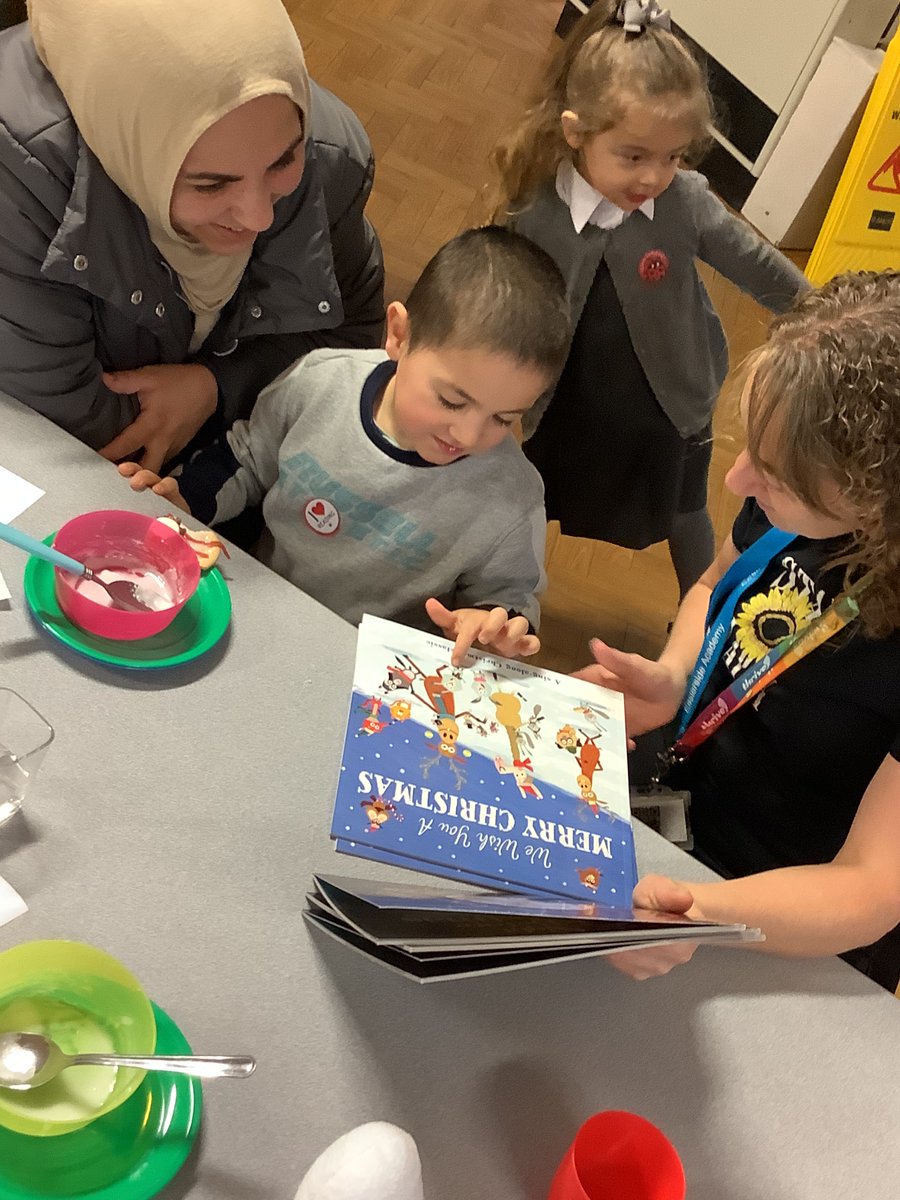 easterside_a's tweet photo. The parents and children enjoyed the Christmas activities in our 'Read with Us' programme. #EastersideParents #EastersideReading https://t.co/XLrcUF1Qxm