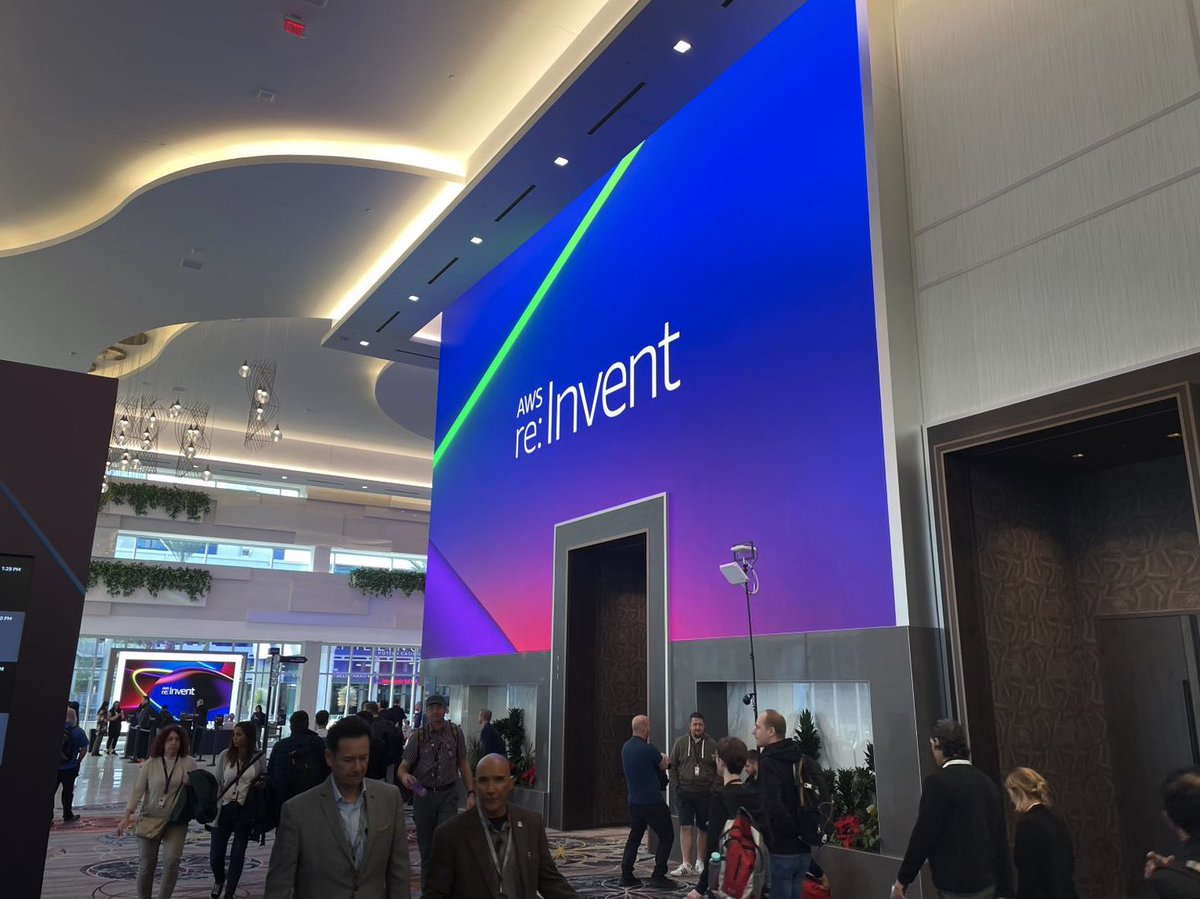 cwpkiehn's tweet photo. Unsere #Controlware Kollegen haben heute einige Fotos aus #LasVegas #USA von der #AWS #reinvent2022 geschickt ... #ControlwareOnTrack https://t.co/P4azYyVgZt