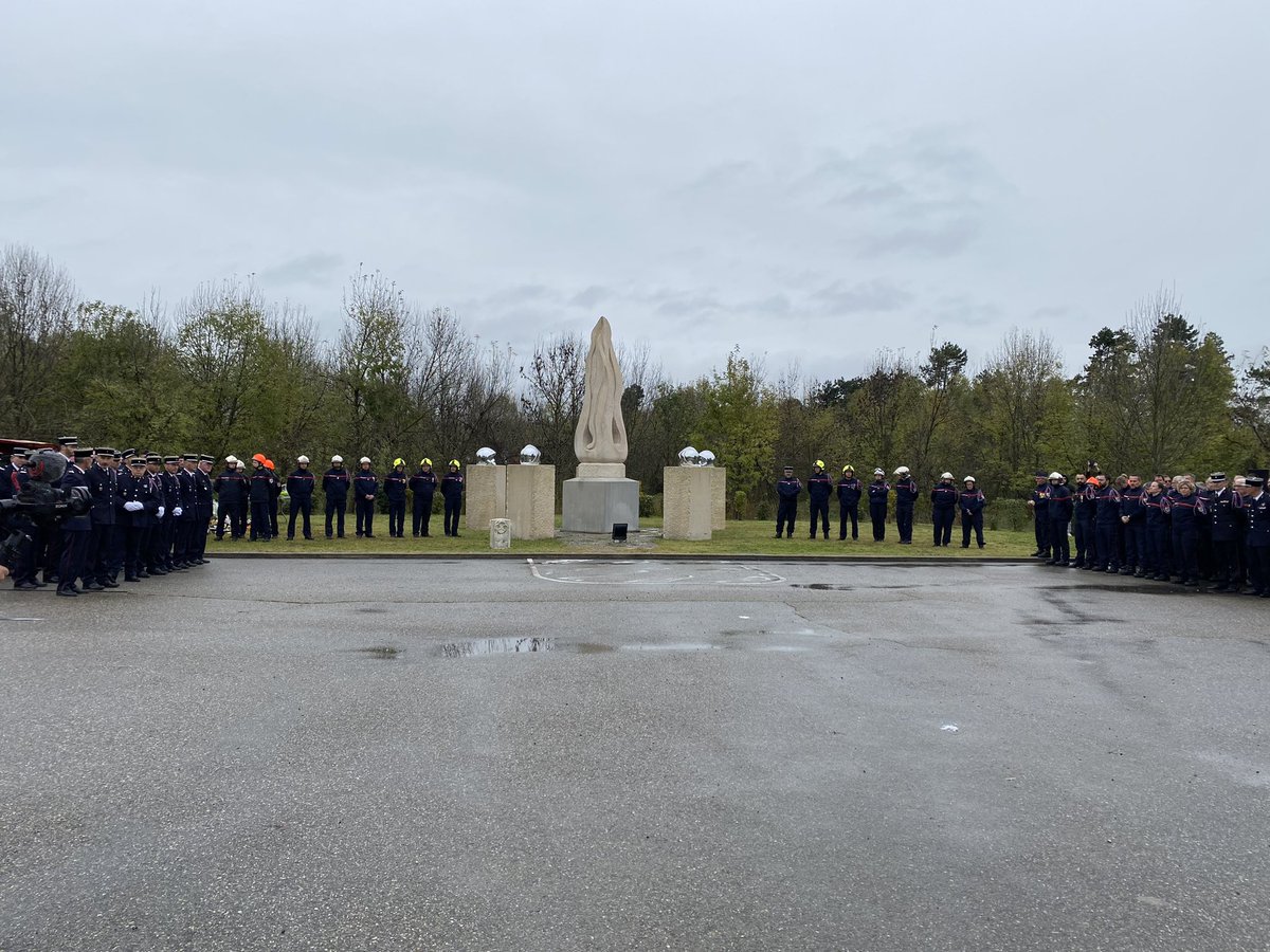 #Devoirdemémoire #Loriol 
Nous étions nombreux aujourd’hui, tous réunis pour la cérémonie de commémoration des 20 ans du drame de Loriol. 
À la mémoire de Patrick, José, Laurent, Eric et Didier ainsi qu’aux rescapés Salvatore, Xavier &amp; Anthony. 
Nous ne les oublions pas ⭐️
