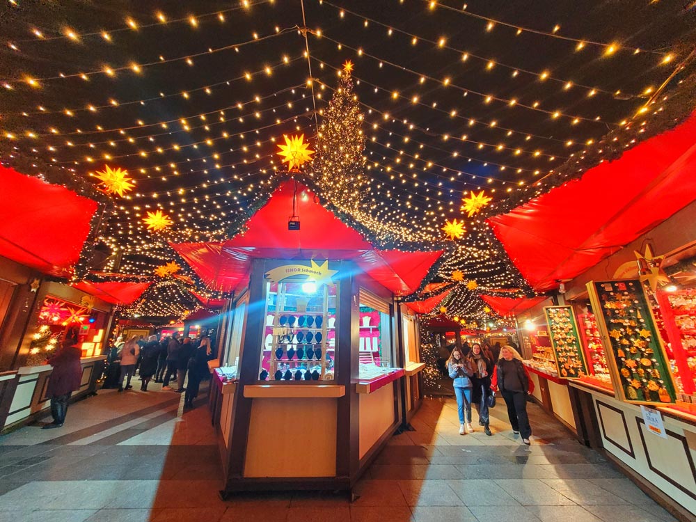 In Köln gibt es einige der schönsten #Weihnachtsmärkte in Deutschland. 🎄🎅⭐️Dabei ist jeder #Weihnachtsmarkt unterschiedlich und hat seine eigene, besondere Atmosphäre. 💫 In diesem Blogartikel stelle ich Dir die schönsten Weihnachtsmärkte in Köln vor:

wp.me/p4eJSP-9W4