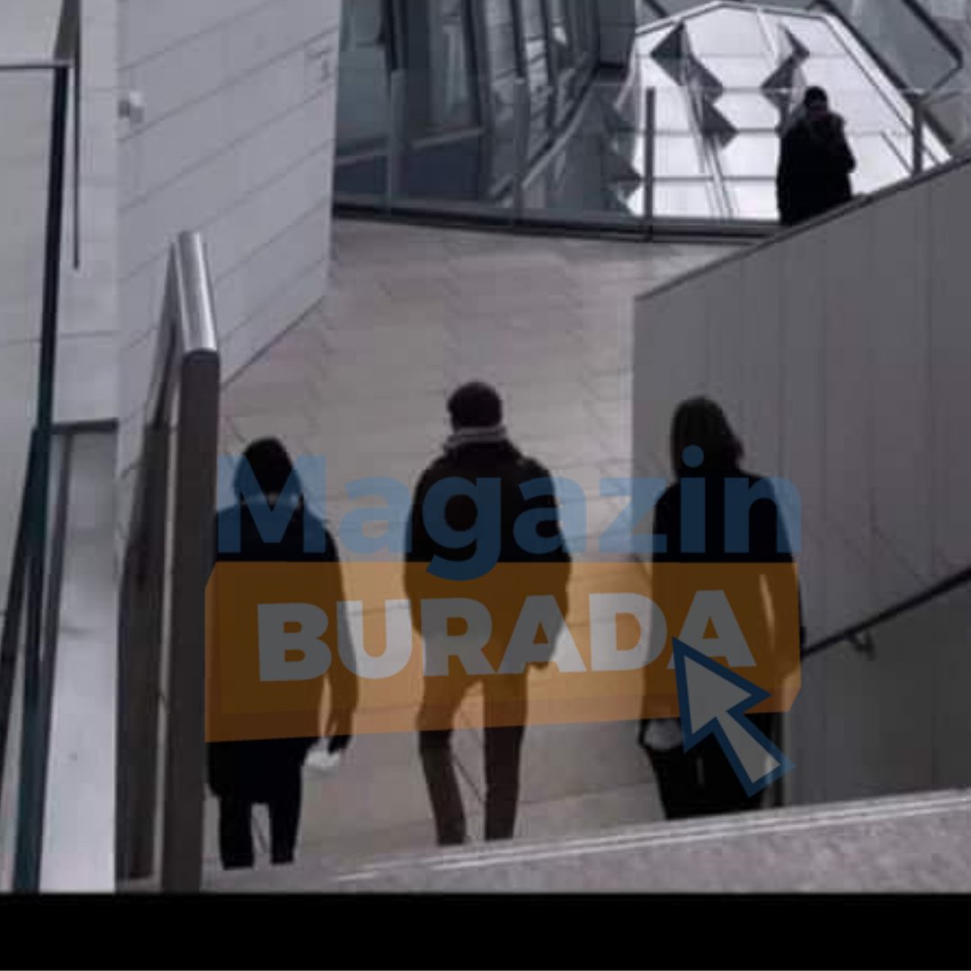 Magazin_Buradaa's tweet photo. ❤️💥Magazin Burada Özel!💥 Kara Para Aşk ve Sefirin Kızı dizilerinde başrol oynayan Tuba Büyüküstün ile Engin Akyürek aşklarını aşıklar şehri Paris'te yaşıyor. Paris'te yaşayan Büyüküstün'ü ziyarete giden arkadaşı istemeden Engin Akyürek'in de göründüğü bir fotoğraf yayınladı. https://t.co/2PEobNC1ep