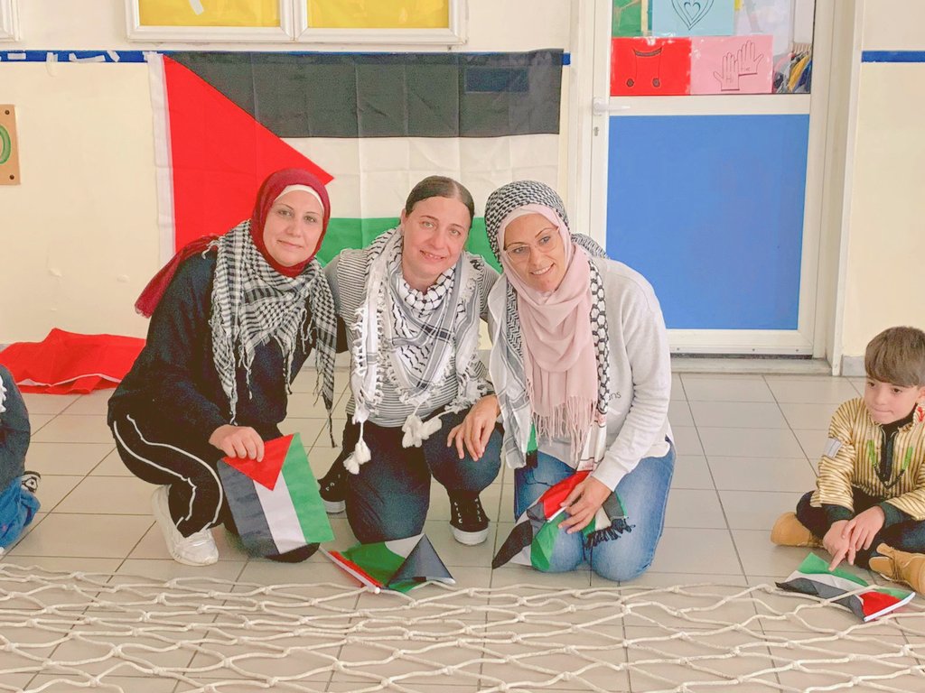 في فلسطين فقط
حكايات كثيرة تنسج من خيوط
خيوط تسرد الحكاية الفلسطينية
خيوط تحييك الذاكرة الفلسطينية كأنها تروي حكاية الأرض
تنسج للوطن خيوط الحرية
وتخبرنا أن العودة حق وأننا إلى فلسطين 
عائدون
#اليوم_العالمي_للتضامن_مع_الشعب_الفلسطيني
#الكوفية_خيوط_الوطن
<a href="/makdawhaschool/">Makassed Dawha School</a> 
<a href="/FThaalby/">Feda Thaalby</a>