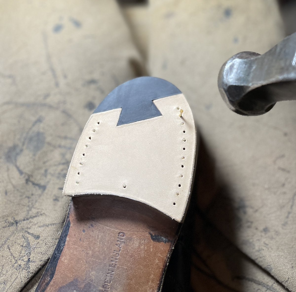 CobblerAsakusa's tweet photo. 釘打ち中。

#asakusacobbler
#浅草コブラー
#FosterSon
#フォスターアンドサン
#shoerepairs
#靴修理 https://t.co/ueIVUrvlYh