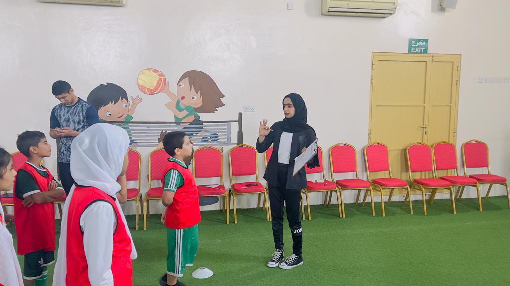 edugovdkh4810's tweet photo. في اطار تبادل الخبرات بين المؤسسات التعليمية نفذ طلبة قسم التربية البدنية وعلوم الرياضة بجامعة السلطان قابوس مهرجان ألعاب القوى بالتعاون مع مدرسة الشمائل ومشرفات الرياضة أ.تماضر النبهاني وأ.دلال العامري شاكرين جهود طلبة الجامعة ومعلمات الرياضة بالمدرسة في تنفيذ هذه الفعاليات. https://t.co/N0zInOV7gq