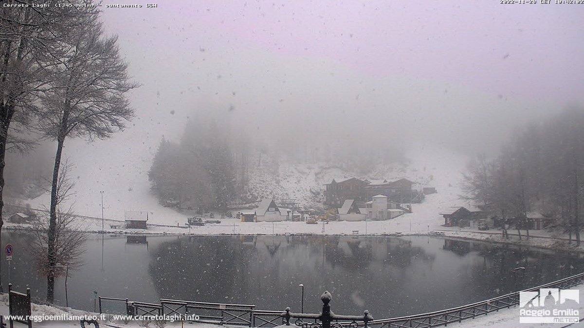 remeteo's tweet photo. Ore 12.30:❄️#NEVE oltre i 650-700m, leggermente imbiancati prati e tetti di #CMonti, fiocchi senza accumulo a #VillaMinozzo, bianche #Toano e #Cervarezza.
Qui #CerretoLaghi, #ventassolaghi, #passocerreto, #cervarezza
Tutte le webcam ➡️ https://t.co/VAWsGESuZw https://t.co/RVNK2pXxYs