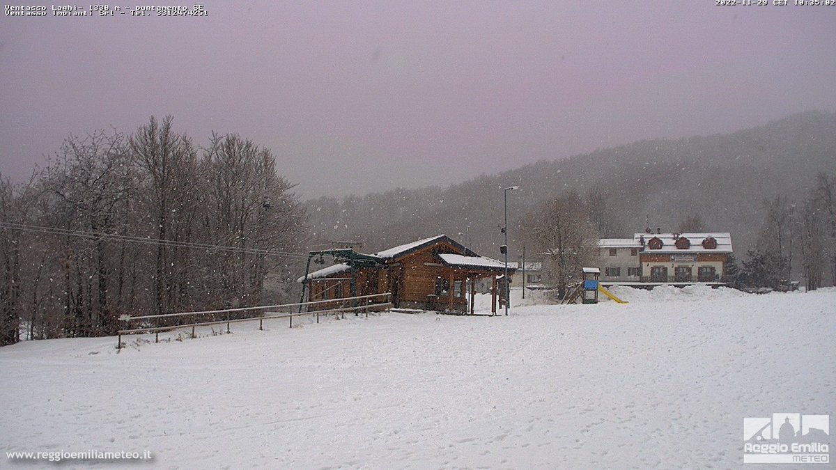 remeteo's tweet photo. Ore 12.30:❄️#NEVE oltre i 650-700m, leggermente imbiancati prati e tetti di #CMonti, fiocchi senza accumulo a #VillaMinozzo, bianche #Toano e #Cervarezza.
Qui #CerretoLaghi, #ventassolaghi, #passocerreto, #cervarezza
Tutte le webcam ➡️ https://t.co/VAWsGESuZw https://t.co/RVNK2pXxYs