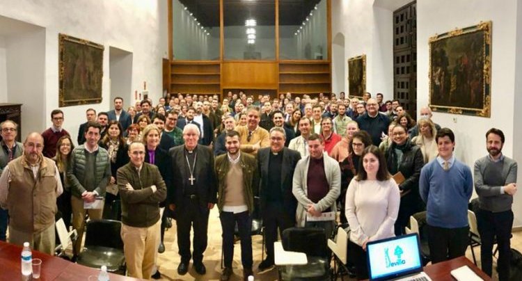 ElConsejoSev's tweet photo. 📲🎙️ La Delegación diocesana para los Medios de Comunicación de @Archisevilla1 pone en marcha el Plan de Formación 2022-2023.

Invitamos a los responsables de comunicación de nuestras hermandades a participar en este ciclo formativo ▶️ https://t.co/JbDNKpSXoh https://t.co/BQB59RtsCQ