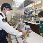 制服姿の警察官が勤務中にコンビニで買い物OKに!安心できていいかも。