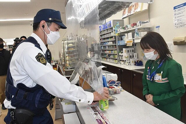 制服姿の警察官が勤務中にコンビニで買い物OKに！安心できていいかも。