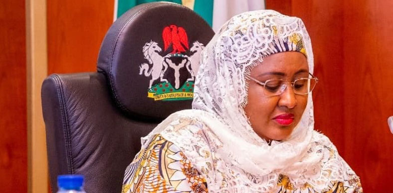 Aisha Buhari Fractured Her Leg, Rushed To Hospital While Trying To Join In Physically Assaulting Nigerian Student Arrested Over Twitter Post | Sahara Reporters bit.ly/3uayc0i