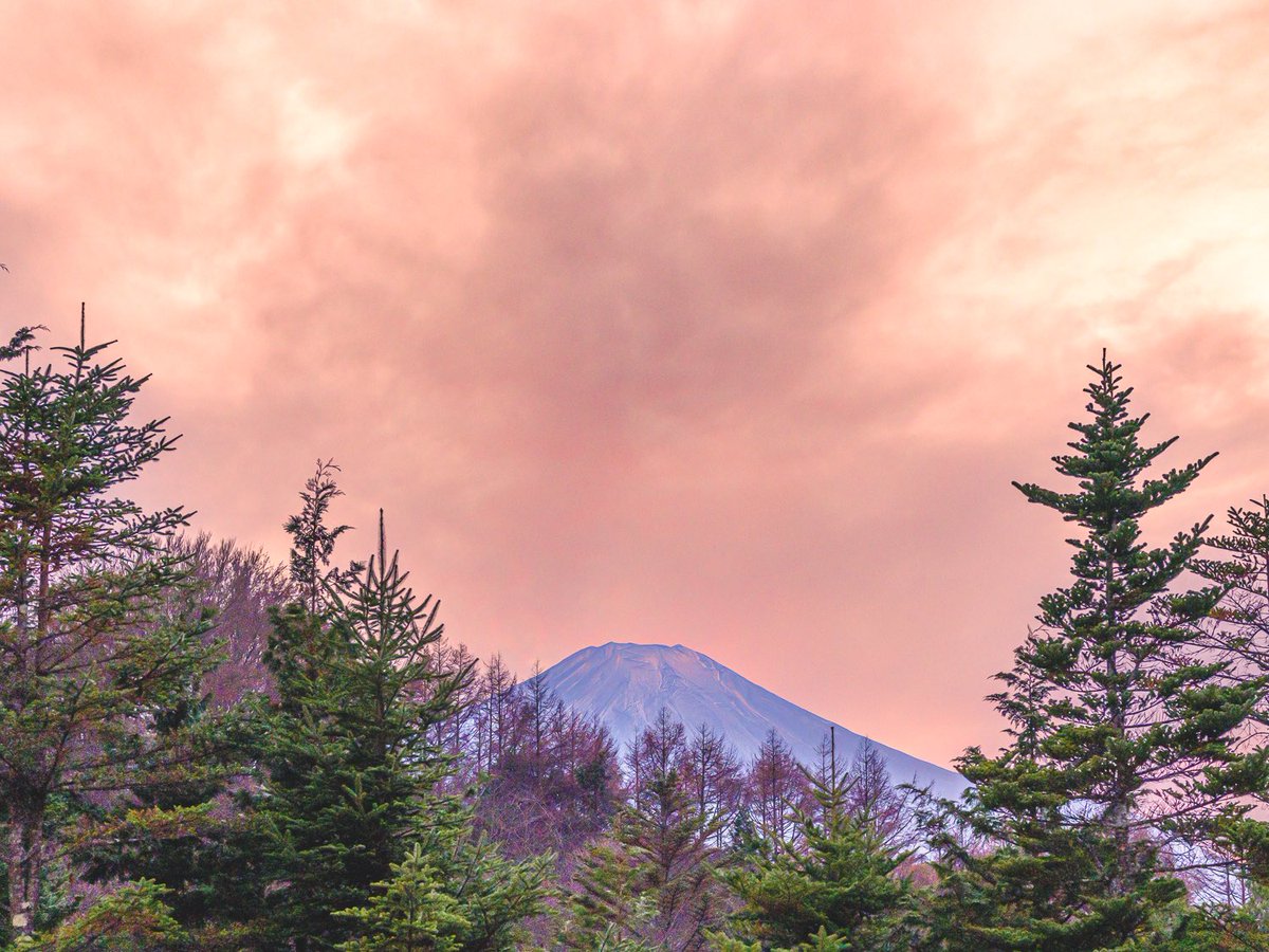 夕焼けの中の富士山