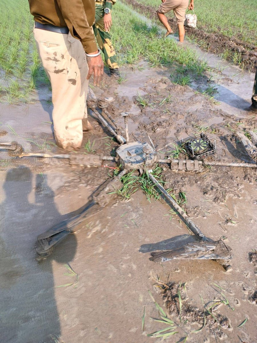 vanilacupcake2's tweet photo. #AlertMahilaPrahari ने भारत-पाक सीमा तरनतारन, पंजाब में #PakDroneShotDown पर पेशेवर दक्षता दिखाई। लेडी कॉन्स्टेबल ने एक ड्रोन को भारतीय क्षेत्र में प्रवेश करते हुए देखा और एक पैकेट से बंधे चीनी निर्मित ड्रोन को मार गिराया। #AlertBSF ने
#TwoDronesDowned
. https://t.co/SAayW3zP5f