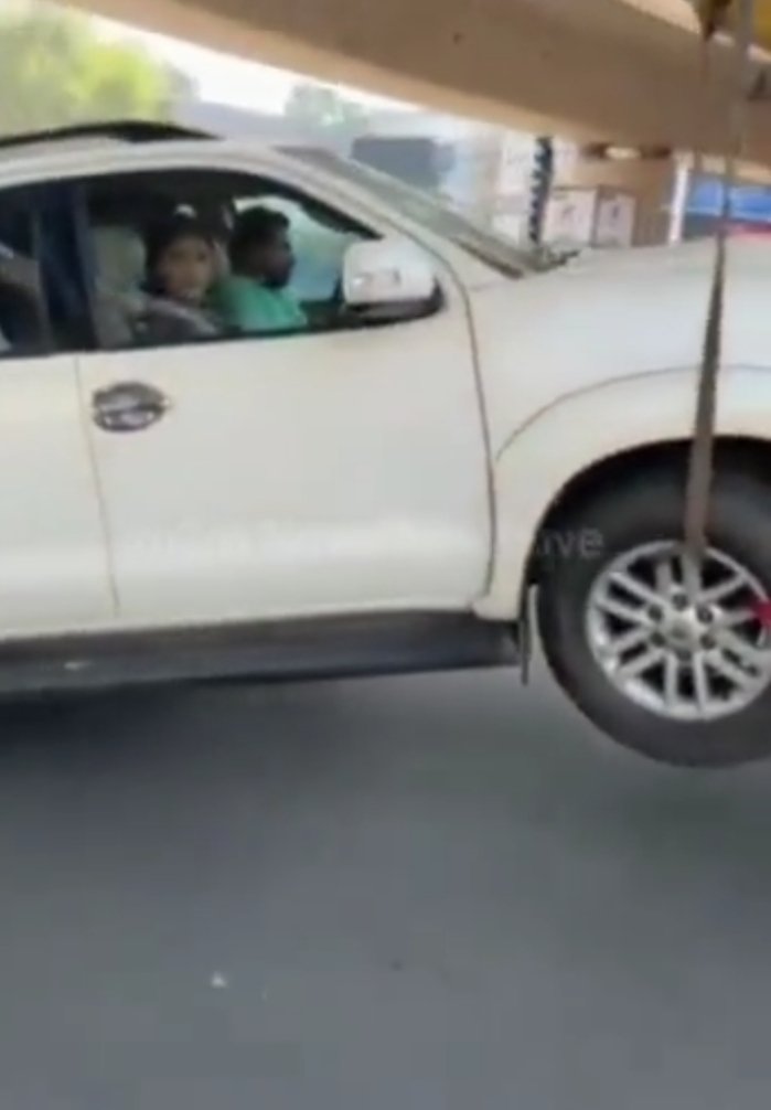 Prabhujampani's tweet photo. @KTRTRS @trspartyonline This is Your Government!! Very Shameful.
Taking a woman tied with ropes on the road like this.
#WeSupportYsSharmila #EndOfTRS https://t.co/kW4BbuBXA6