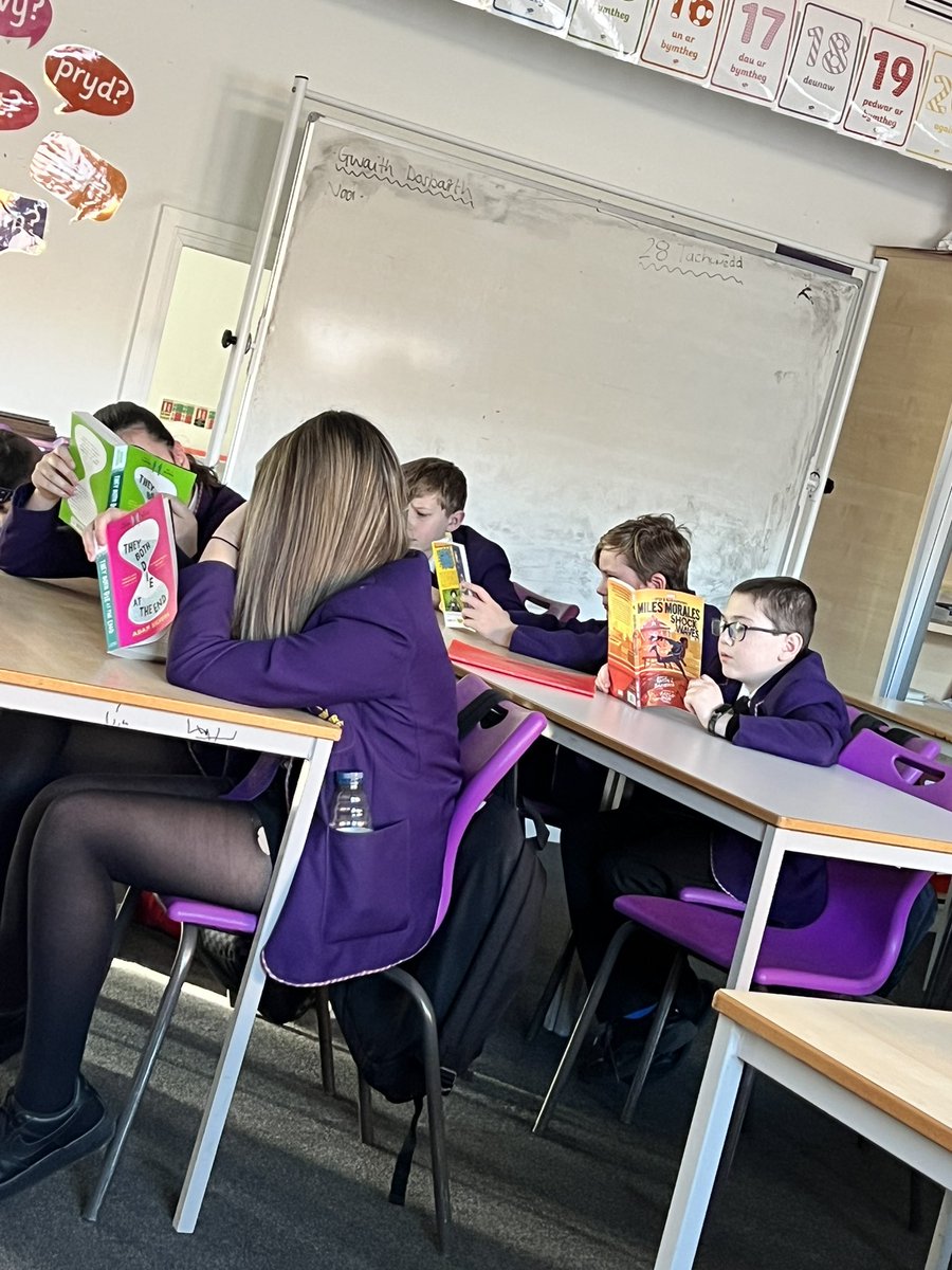 MissLDaviesEFLC's tweet photo. A free book for every learner today in @ebbwfawr Secondary. What a fantastic opportunity for our young people. #DropEverythingAndRead #LiteracyCounts #ReadingForPleasure π π π #TheMagicOfReading https://t.co/oj7FJk0Ro4