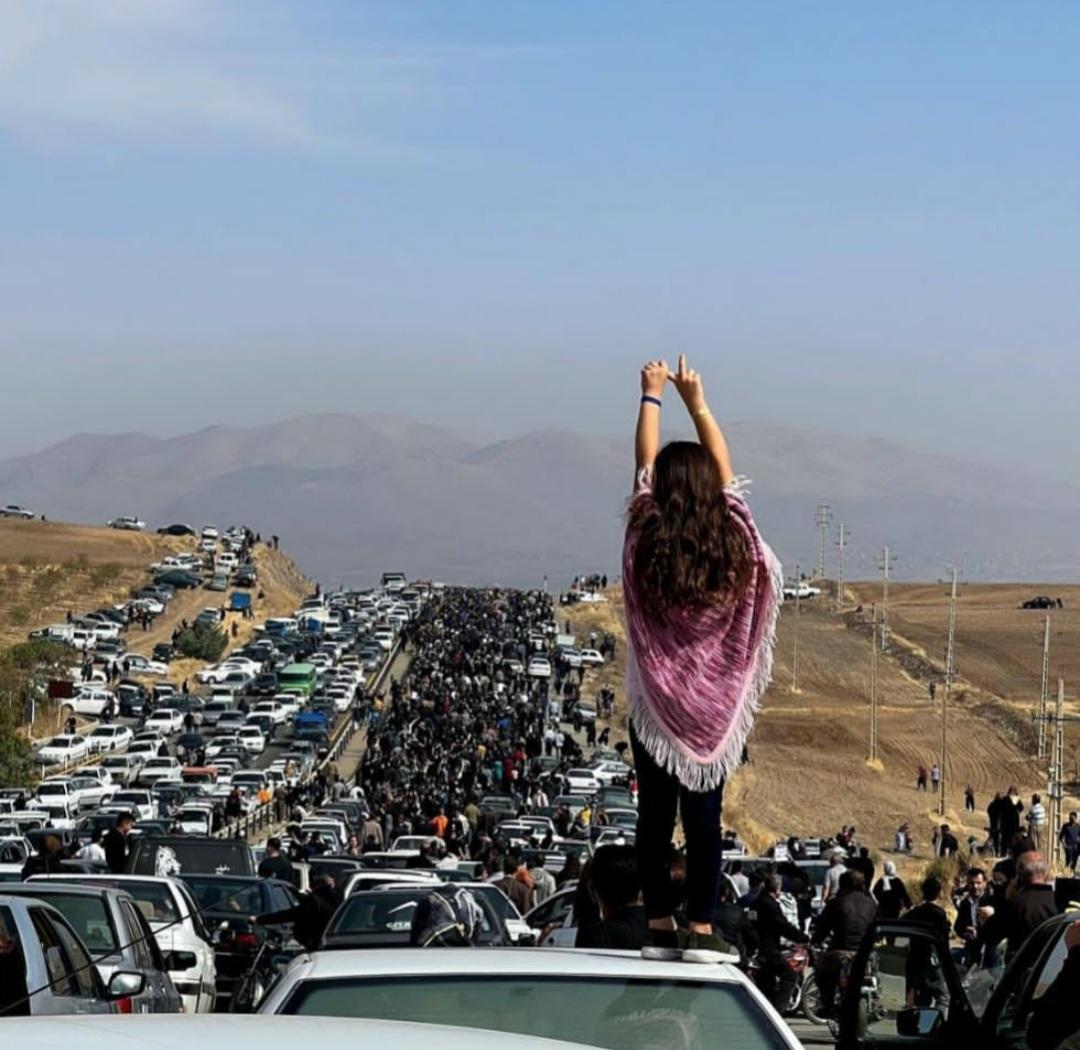 shahab_vls's tweet image. آنهایی که درخانه می‌گریند
واشک‌هایشان راهمچون
زنجیری گران برگردن آویخته‌اند
باما نیایند.
آنها که در پوستِ دل خود زندگی می‌کنند
ما را دنبال نکنند!

در اینجا میلیونها قلب سرخ
درآتشی که ازخورشید فرو می‌افتد
می‌سوزند

مردگان در مبارزه مردند
آنان درخورشید مدفونند
وقت ماتم گرفتن نداریم