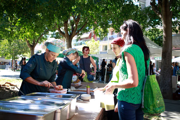 Se ha demostrado el potencial de las cocinas colectivas para transformar el sector primario a partir del enfoque del derecho a la alimentación y la soberanía alimentaria. ¿Por qué sigue siendo una asignatura pendiente?
soberaniaalimentaria.info/numeros-public…