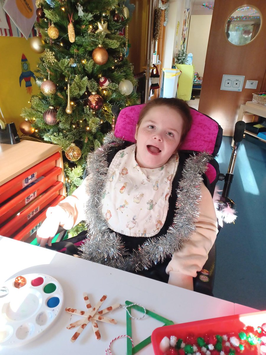 Christmas has come to @AcornsHospice in Birmingham 🎅 Last week Esme helped staff sprinkle some festive sparkle by hanging tinsel and decorating one our Christmas trees to transform our hospice in Selly Oak into a winter wonderland 🌟🎄🎁