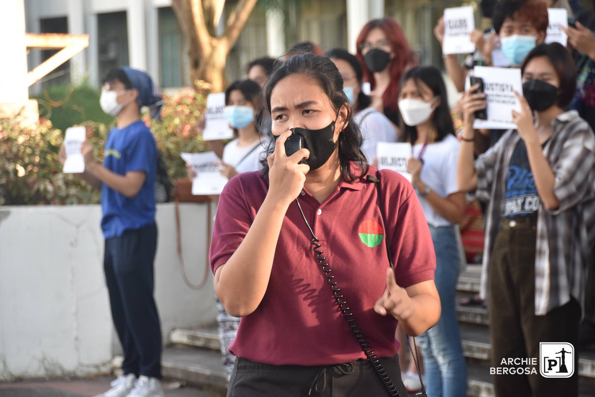 uplbperspective's tweet photo. MGA LARAWAN | “Marcos Not Welcome in UPLB!” 

Ganito ang bungad ng mga mag-aaral at progresibong grupo sa UPLB matapos bumisita si Pangulong Ferdinand "Bongbong" Marcos Jr. sa International Rice Research Institute (IRRI), Nob. 29.

#MarcosNotWelcomeInUPLB https://t.co/oGo9cgcRJU