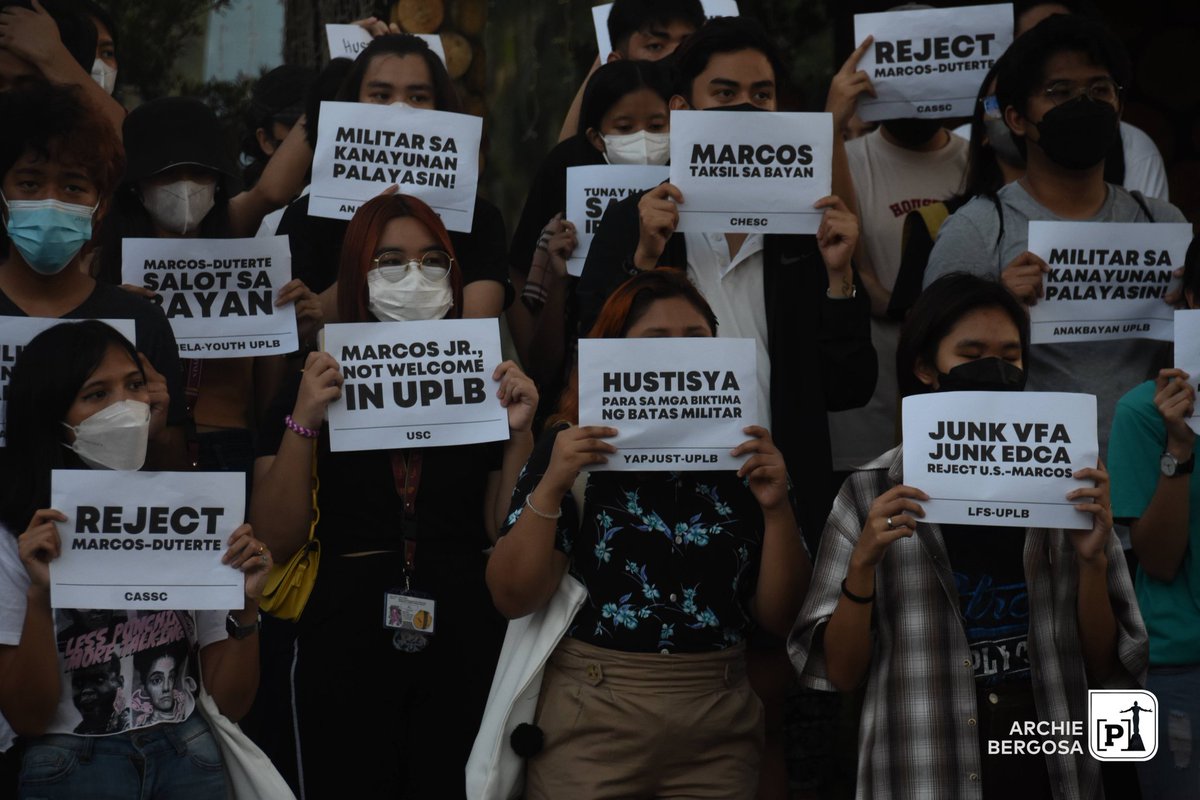 uplbperspective's tweet photo. MGA LARAWAN | “Marcos Not Welcome in UPLB!” 

Ganito ang bungad ng mga mag-aaral at progresibong grupo sa UPLB matapos bumisita si Pangulong Ferdinand "Bongbong" Marcos Jr. sa International Rice Research Institute (IRRI), Nob. 29.

#MarcosNotWelcomeInUPLB https://t.co/oGo9cgcRJU