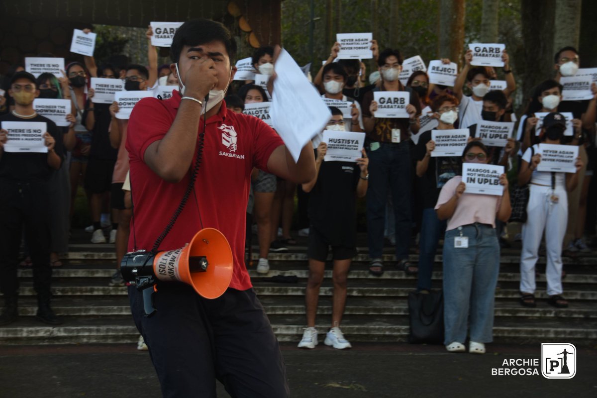 uplbperspective's tweet photo. Naging laman ng kilos-protesta ang hindi pagbibigay-prayoridad ng pangulo sa lumalalang krisis sa sektor ng agrikultura na malaking dagok sa mga magsasaka gayundin sa mga mamimili, sapagkat patuloy ang pagtaas ng mga presyo ng bilihin.

#MarcosNotWelcomeInUPLB https://t.co/GQoUjIcidV