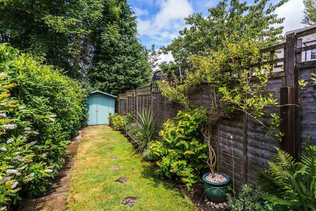 FOR SALE - A light and airy, two-bedroom terraced house which has been extensively refurbished in the popular village location of Rusthall.
Viewing highly recommended. 
buff.ly/3EGNHSJ 
#TunbridgeWells