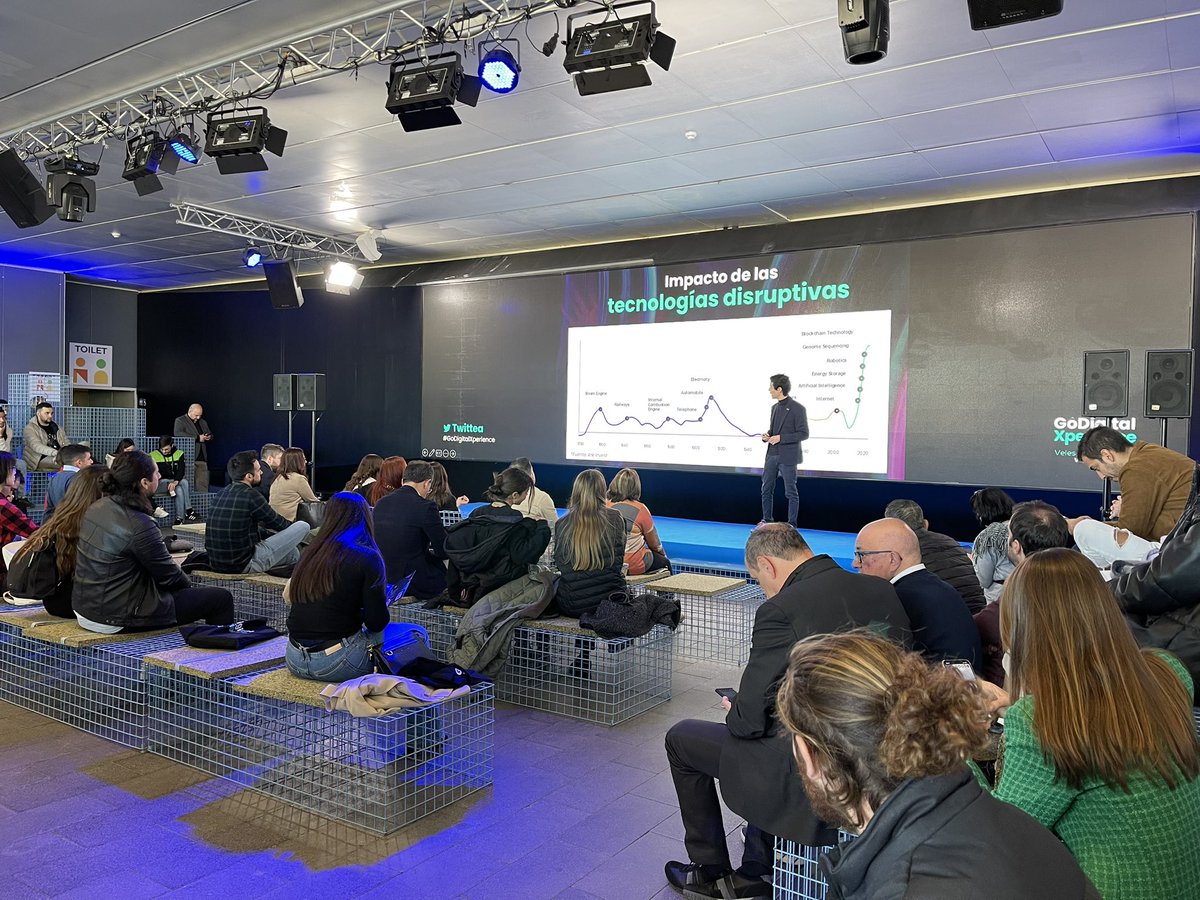 TICnegociosVLC's tweet image. @victorronco marca el ritmo del #GoDigitalXperience con una ponencia #top: Bienvenid@ al #criptoverso, el futuro es HOY 👇