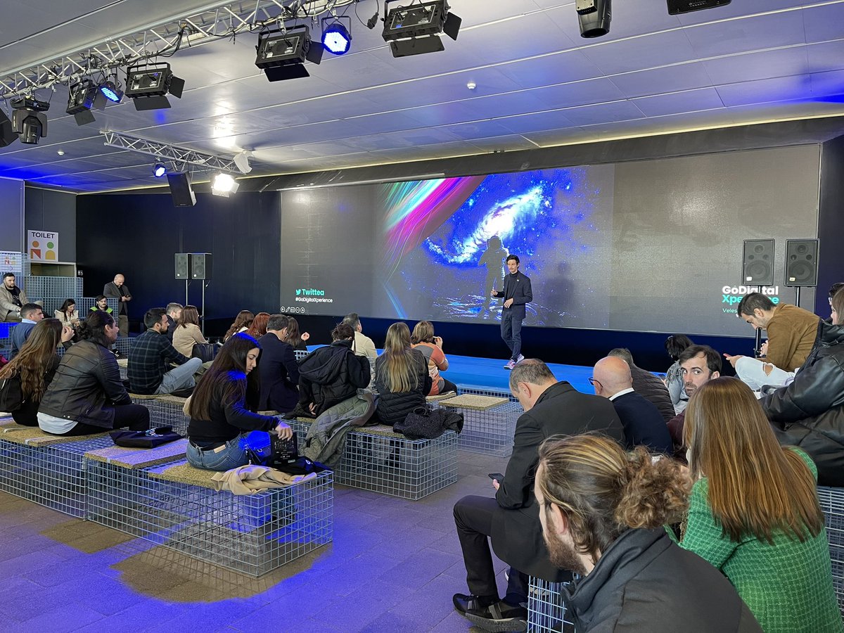 TICnegociosVLC's tweet image. @victorronco marca el ritmo del #GoDigitalXperience con una ponencia #top: Bienvenid@ al #criptoverso, el futuro es HOY 👇