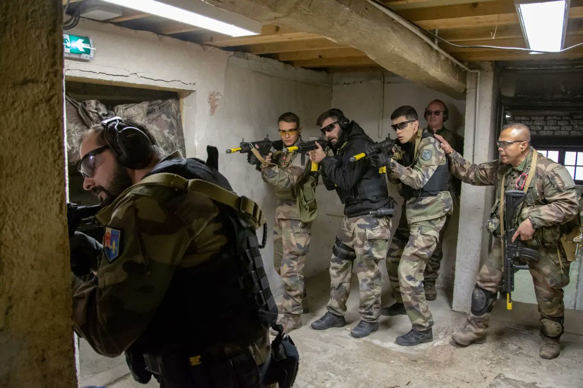 1RCA_canjuers's tweet photo. Entrainement au combat en zone urbaine pour un peloton du #1erRCA avec les gendarmes du #PSIG de Draguignan.
Objectif : se préparer à un départ en opération intérieure #OPINT.
#PrépaOPS #EngagésEnsemble
@Gendarmerie_83 @Gendarmerie @COM_E2CIA https://t.co/y05sU6nf8y