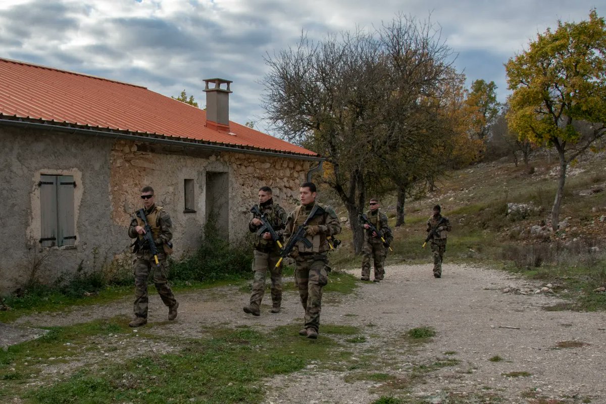1RCA_canjuers's tweet photo. Entrainement au combat en zone urbaine pour un peloton du #1erRCA avec les gendarmes du #PSIG de Draguignan.
Objectif : se préparer à un départ en opération intérieure #OPINT.
#PrépaOPS #EngagésEnsemble
@Gendarmerie_83 @Gendarmerie @COM_E2CIA https://t.co/y05sU6nf8y