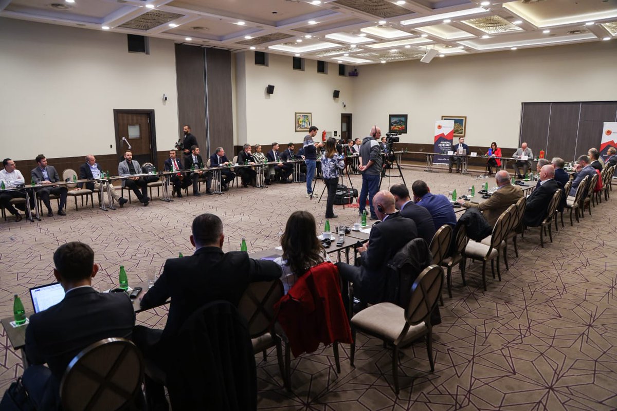 EUAmbME's tweet photo. Interesting discussion with foreign investors in 🇲🇪. Many thanks to @MFIC_official for hosting me🙏. To achieve its economic potential 🇲🇪 needs political stability in order to pursue key rule of law reforms⚖️, implement crucial structural reforms📊&amp; advance on 🇪🇺 path⏩. https://t.co/kaPkQl1hqD
