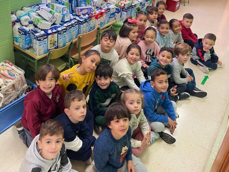 CeutaTV's tweet photo. FOTOGALERÍA- Los pequeños del 'Mare Nostrum' donan 250 litros de leche a Cáritas           https://t.co/osFDoeiMQT https://t.co/BQIt0W2sx3