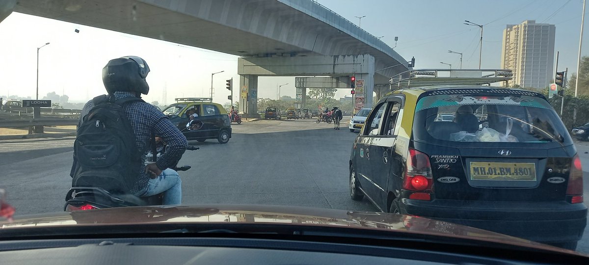 UmeshKu04045089's tweet photo. @MCGM_BMC 
वडाळा ब्रिज खाली सकाळी/ संध्याकाळ गाई, म्हशी उभ्या असतात त्यामुळे नेहमीच traffic जाम होते या वर कायमस्वरूपी उपाय करणे गरजेचे आहे https://t.co/A9SegXC32b