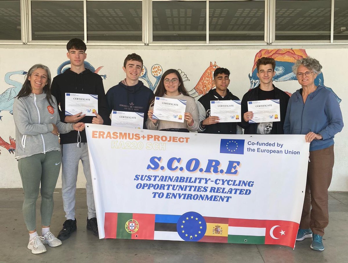 insticubelles's tweet photo. Amb la inauguració de l'Erasmus Corner hem aprofitat per entregar els certificats de les mobilitats del projecte Erasmus+KA220 SCORE. Moltes gràcies a l'alumnat de 4t ESO que ens han mostrat tot l'esquema dels projectes ERASMUS+ a @insticubelles #scoreerasmus https://t.co/wu6EXBQ8F3