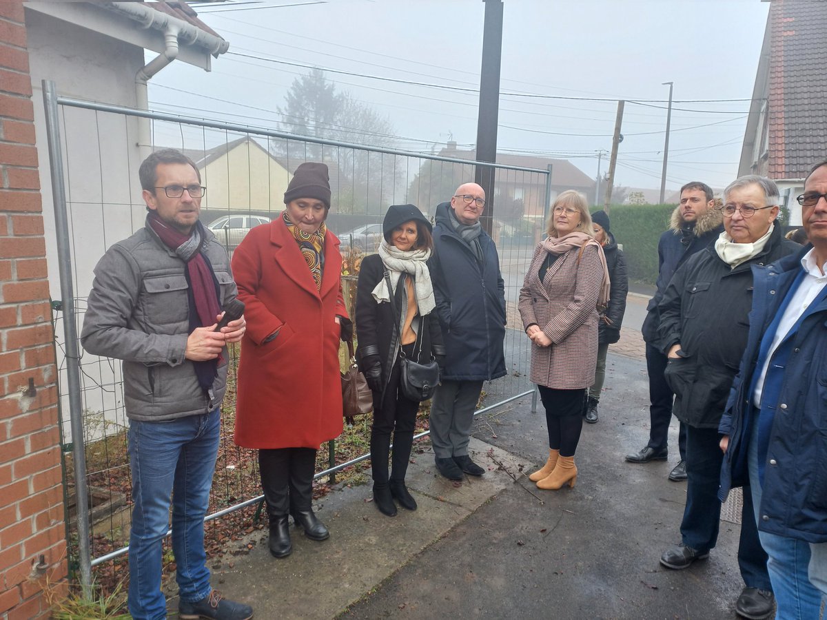 maisonsetcites's tweet image. Nous visitons la Cité Declercq à @VilleDeOignies, en cours de réhabilitation #ERBM. La 1ère tranche de 134 #logements 🏘 est en cours. Ce projet de #RehabilitationThermique est mené #AvecLesHabitants @Prefet62 @hautsdefrance #AggloHeninCarvin